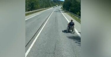 Slika od Usred najveće gužve je u invalidskim kolicima zauzeo traku, tako je putovao 4,5 kilometra