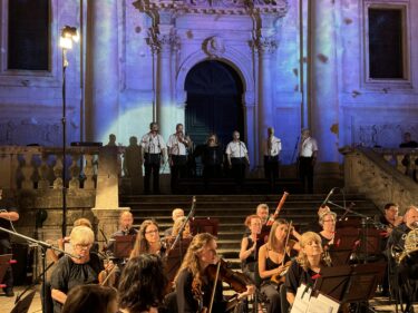 Slika od [VIDEO/FOTO] KONCERT UZ DAN POBJEDE Pogledajte tko je sve slušao sjajne izvedbe ispred crkve sv. Vlaha