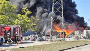 Slika od VIDEO Ogroman gusti crni dim prekrio je nebo nad Osijekom: Opet gori Drava International