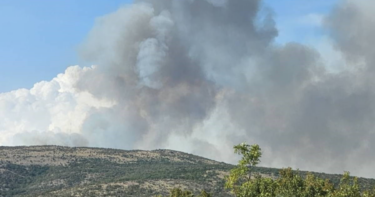 Slika od Vlak izazvao požar kod Knina. Stižu vatrogasci iz unutrašnjosti, dignuti kanaderi