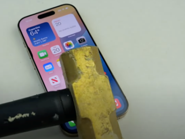 Slika od Apple iPhone 16 Pro: Testiranje izdržljivosti grebanjem, bacanjem, udaranjem čekićem