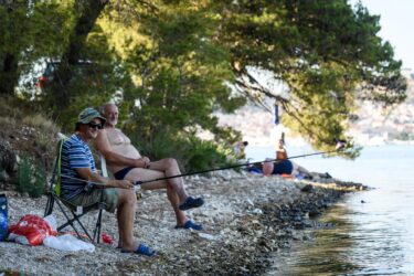 Slika od Bajkovita uvala ‘kupa‘ se u smeću, ‘Zeleni grad‘ je ne čisti jer mu nije u planu. Ali jest volonteru Goranu, evo priče…