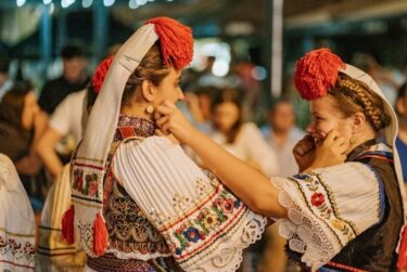 Slika od Bako, zašto su tvoje i didine ruke drugačije? I grebu i stare su, al’ uz nji’ se osićam tako sigurno…