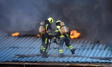 Slika od Bijesni unuk iz osvete zapalio kuću dok su unutra bili baka i djed: ‘Živi ćete gorjeti‘