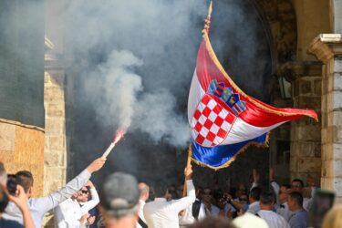 Slika od Čestitamo mladencima! Odzvanjala pjesma, vijorila se trobojnica, a Stradun su dodatno uljepšali ‘skockani‘ svatovi