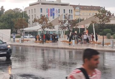 Slika od Čim je oblačno ili je kiša, čim dan nije za kupanje i za plažu, Šibenik je pun turista. Od kiše se tražio – zaklon više!