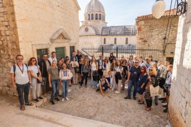 Slika od ConserveUs festival Šibenik prošao u sjajnoj atmosferi – nakon kongresa i brojnih radionica organiziran je izlet brodom na Tvrđavu sv. Nikole.