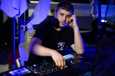 Slika od DJ Vali, sin ‘hrvatskog Toma Jonesa‘, traži svoje mjesto na glazbenoj sceni; Pjevao je ‘kao veliki‘ čim je progovorio