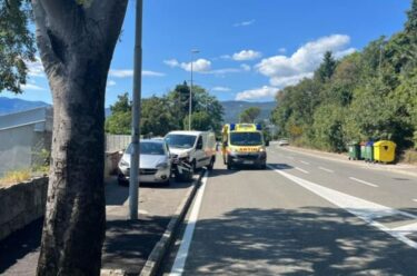 Slika od Dostavno vozilo zabilo se u parkirani automobil na Biviju! Vozaču pozlilo u vožnji?