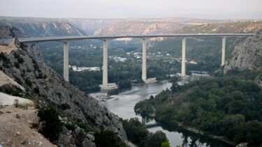 Slika od Državljani BiH vole Metković: Umjesto počiteljskog mosta za ulazak u RH i dalje koriste prijelaz u Doljanima