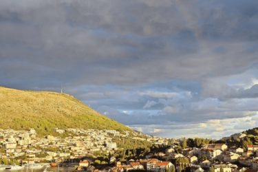 Slika od Duga obasjala nebo iznad Gruža