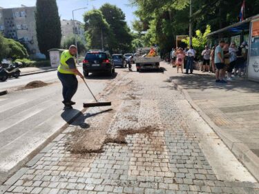 Slika od Ekipe na terenu: raščišćavaju se hrpe pijeska s asfalta, usporen promet na Pošti Lapad…