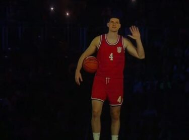 Slika od Emotivan prizor: Hologram Dražena Petrovića obratio se navijačima u Areni