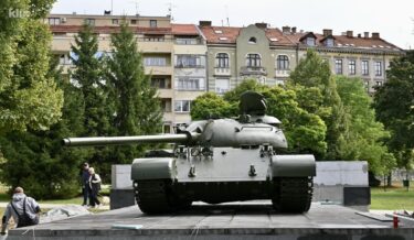 Slika od FOTO Gradonačelnica Sarajeva odobrila tenk kod škole. Građani pokrenuli peticiju