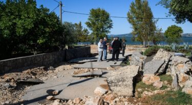 Slika od FOTO Posljedice bujica u Dalmaciji: Voda u kućama, podignut asfalt, porušena plaža…