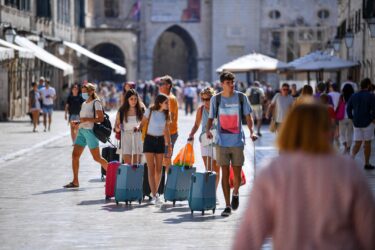 Slika od Grad Dubrovnik vraća život u sedam stanova unutar zidina i pokušava okrenuti smjer iseljavanja. Građani kažu da se u to treba više uključiti i država