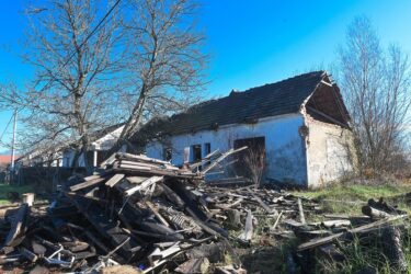 Slika od Hrvati nisu bogataši s velebnim kućama. Mnoge su ruševne, a u svakom trećem stanu netko spava na kauču u dnevnom boravku