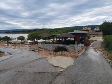 Slika od I plaža Pisak nastradala pod obilnim oborinama koje od jutros padaju u Obrovcu