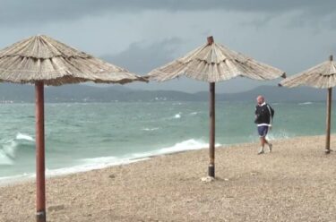 Slika od IPAK NIJE KRAJ? Oluja ispraznila plaže duž obale. Iskusni meteorolog otkriva hoće li biti babljeg ljeta