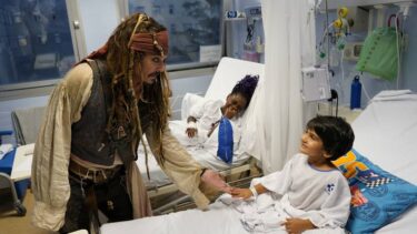 Slika od Jack Sparrow posjetio djecu u bolnici: ‘Bio je vjetar svježine!’