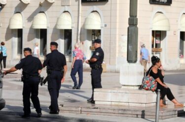 Slika od KAOS U CENTRU RIJEKE! Pijani muškarac (32) na Korzu napao ženu (46) a onda razbijao po trgovini