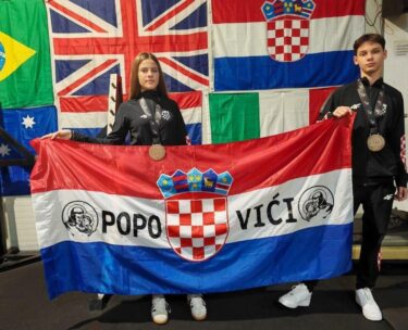 Slika od Kickboxing klub „Velebit“: mlade sportaše nakon povrataka u Benkovac ovacijama dočekali članovi obitelji i prijatelji ponosni na svjetske medalje