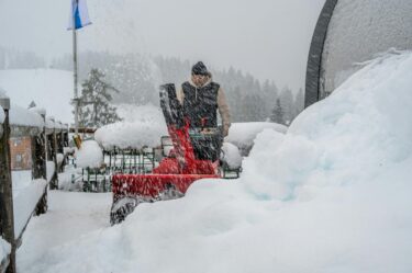 Slika od Kod susjeda u manje od 24 sata palo metar snijega, muškarac nestao u lavini. Najgore tek slijedi?