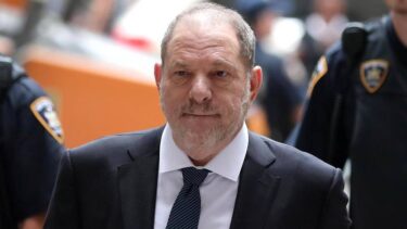 Slika od Kontroverzni producent Harvey Weinstein hitno je operiran, iz tima kažu: ‘Prijavio je bolove…’