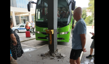 Slika od Krš i lom u Pločama: Autobus se zabio klodvor, morali su sve zatvoriti