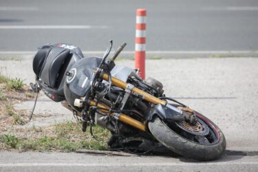 Slika od Luda vožnja završila nesrećom: Maloljetnik bez vozačke zabio se u stablo. Teško je ozlijeđen