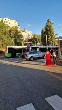 Slika od Na Viktoriji zaglavio autobus “harmonika”. Evo tko je uskočio pomoći