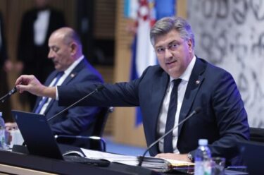 Slika od Nakon zasjedanja sabora, premijer Andrej Plenković dao izjavu za medije: ‘Slatki ste, radoznali ste…’