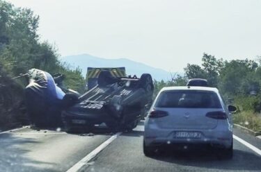 Slika od Nesreća na Jadranskoj magistrali kod Crikvenice, na krov se prevrnuli automobil i prikolica. Promet otežan!