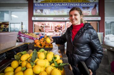 Slika od Nestašica omiljenog voća pogađa i Šibenčane. Cijene divljaju, a prodavači kažu: ‘Ovo će potrajati mjesecima‘