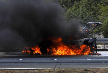 Slika od Nesvakidašnja snimka s hrvatskih cesta: automobil se zapalio, a nitko nije stao pomoći. Potegla se velika rasprava…