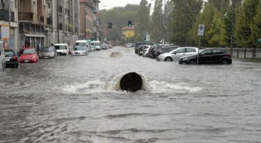 Slika od Oluja pogodila Italiju: Voda rušila mostove, poplava u Milanu, nestao čovjek…