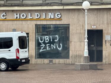 Slika od Ovo je grafit na glavnom zagrebačkom trgu. “Muškarac je sprejom napisao Ubij ženu”