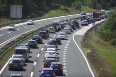 Slika od Petorka dobila uvjetne zatvorske kazne: s odmorišta autoceste A1 demontirali stolove i klupe pa ih izložili u dvorištu