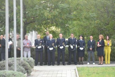 Slika od Položeni vijenci i zapaljene svijeće: u Šibeniku obilježen Dan policije i blagdan njezinog zaštitnika sv. Mihovila