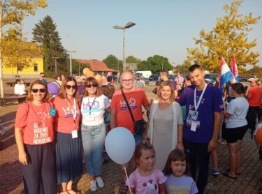 Slika od Pratite uživo Hod za život u Slavonskom Brodu: Uz pjesmu i radost ide se prema Korzu