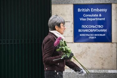 Slika od Rusija protjerala šestero britanskih diplomata, optužuje ih za špijunažu i sabotažu, fotografije su im javno pokazane