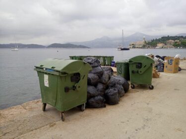 Slika od ‘S nedjelje, pa kad bude‘: Smeće od četvrtka čeka da ga odnesu s Lopuda, otočani ljuti jer im smrdi cijela riva