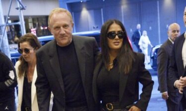 Slika od Salma Hayek i Francois-Henri Pinault u modnom skladu: Crna je njihova boja