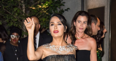 Slika od Salma Hayek sa suprugom stigla na gala večeru, oduševila prozirnom haljinom