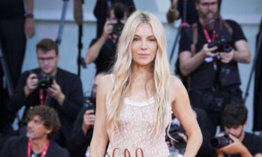 Slika od Sienna Miller u potpuno prozirnom stajlingu: Odbacila grudnjak i kosom prekrivala grudi