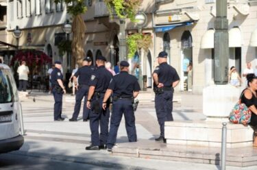 Slika od Širom Rijeke trgali torbice s ramena i otimali novčanike ljudima, varali i potkradali građane. Uhvaćeni su!