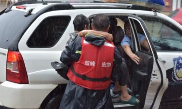 Slika od Školski autobus u Kini uletio u masu: Poginulo najmanje 11 ljudi, među njima pet učenika