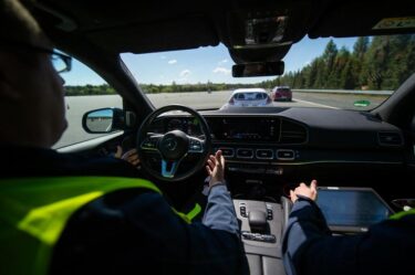 Slika od Što će se dogoditi ako pri brzini od 80 km/h pritisnete električnu parkirnu kočnicu? Ovaj video dao je odgovor…