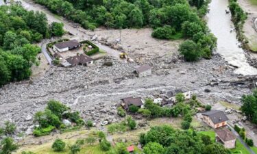 Slika od Švicarska nakon oluja i klizišta turiste evakuira helikopterom