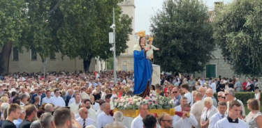 Slika od Tisuće hodočasnika u Solinu slavi Djevicu Mariju i dan grada